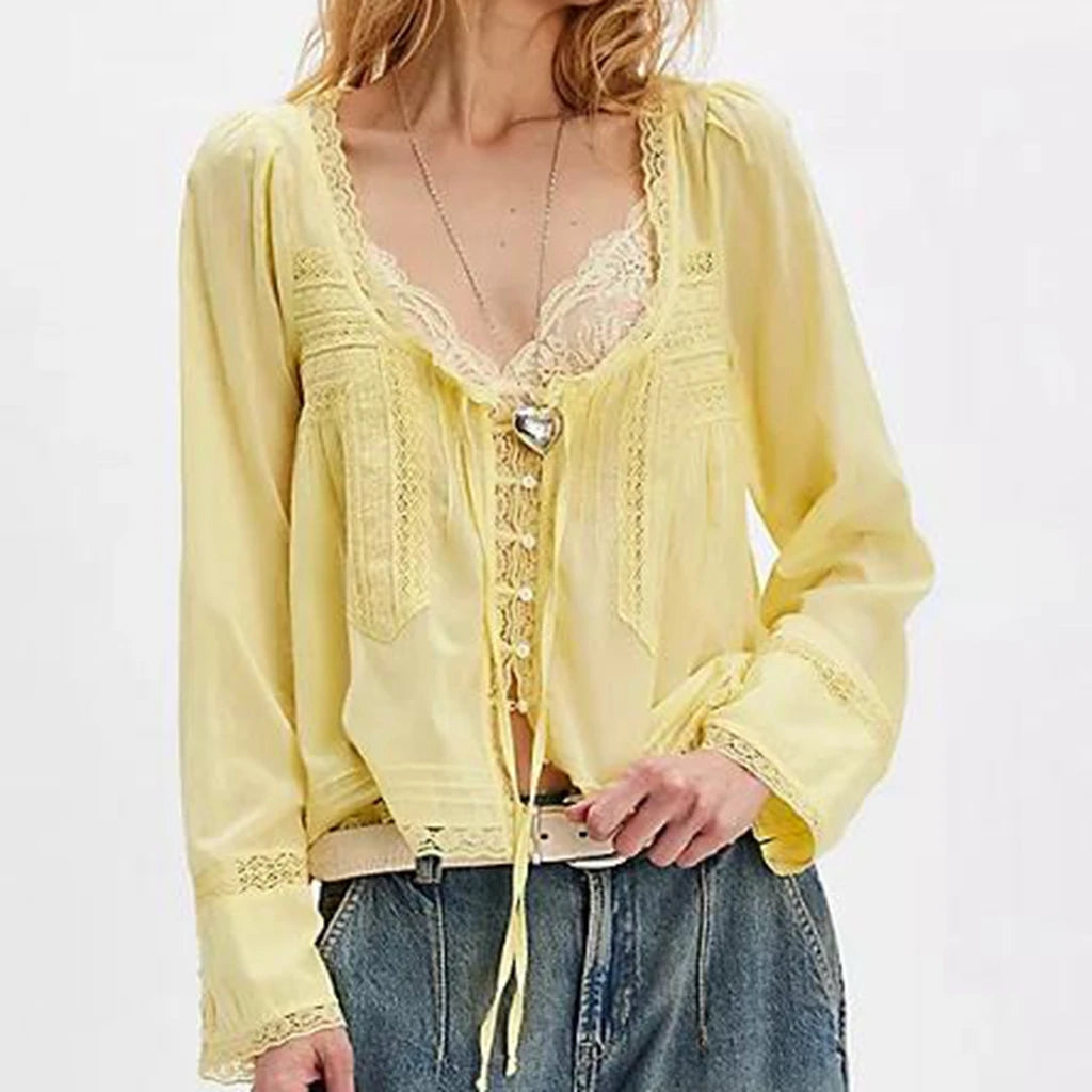 Blusa transparente con cordones