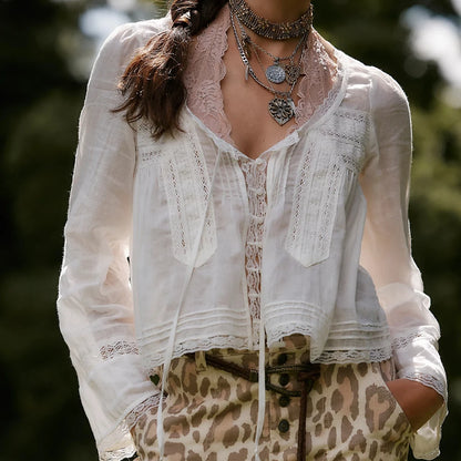 Blusa transparente con cordones