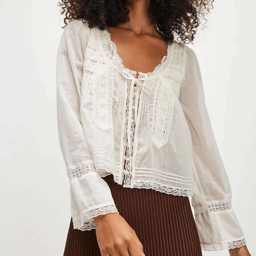 Blusa transparente con cordones